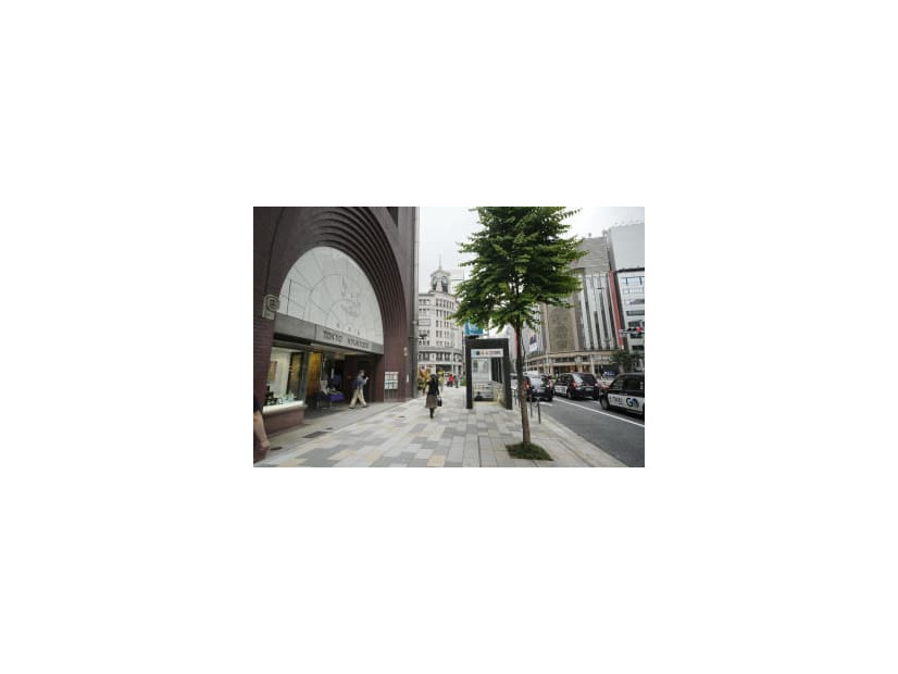 路線価が37年連続で全国最高となった東京・銀座の「鳩居堂」前