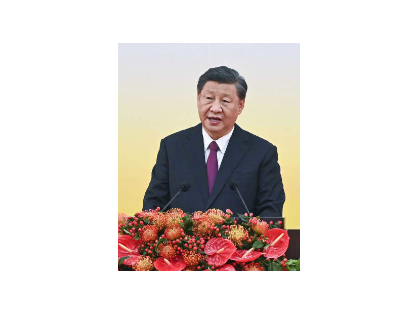 香港返還25年記念式典で、演説する中国の習近平国家主席＝1日、香港（AP＝共同）