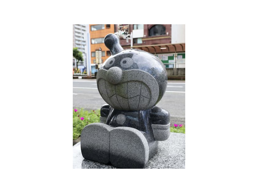 角が折られた「ばいきんまん」の御影石像＝6日、高知市