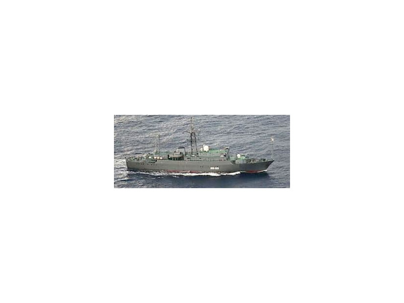 沖ノ鳥島付近を航行したロシア海軍の情報収集艦＝6日（防衛省統合幕僚監部提供）