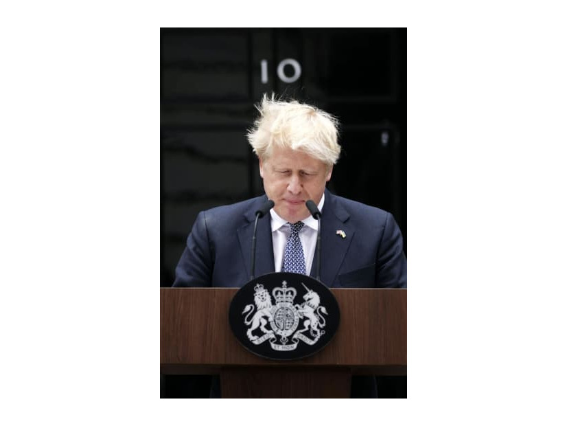 7日、英ロンドンで記者会見し、辞意を表明したジョンソン首相（ゲッティ＝共同）