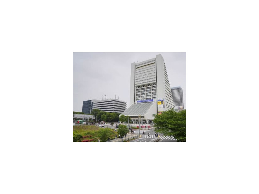 中野サンプラザ。左は中野区役所＝2021年、東京都中野区
