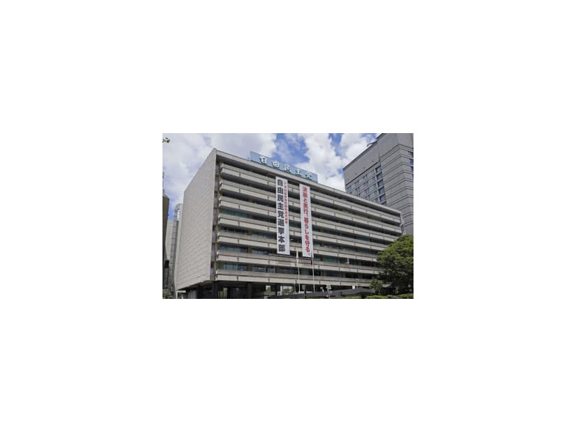 東京・永田町の自民党本部＝8日午後0時12分