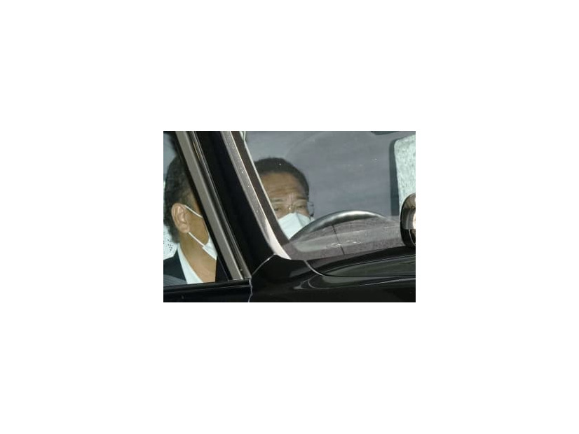 弔問に訪れた安倍元首相の自宅から車で出る岸田首相＝9日午後、東京都渋谷区