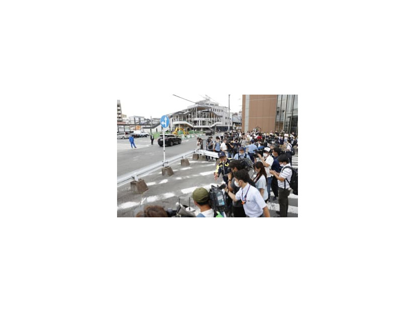 街頭演説中に安倍元首相が銃撃された現場付近に集まった報道関係者ら＝8日午後5時15分、奈良市の近鉄大和西大寺駅前