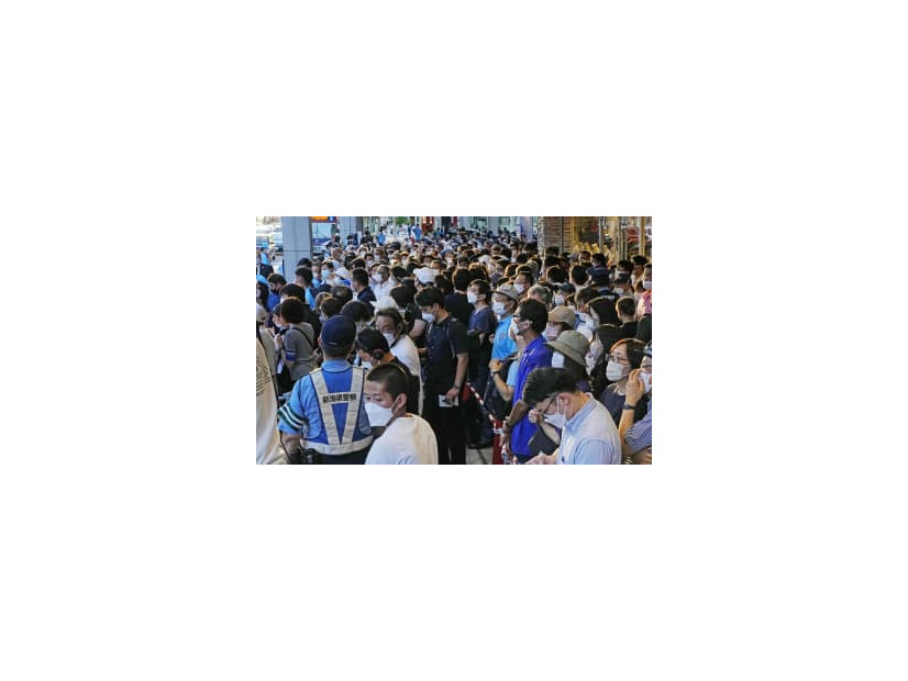 参院選の選挙戦最終日を迎え、候補者らの街頭演説に集まった人たち＝9日午後、新潟市（画像の一部を加工しています）