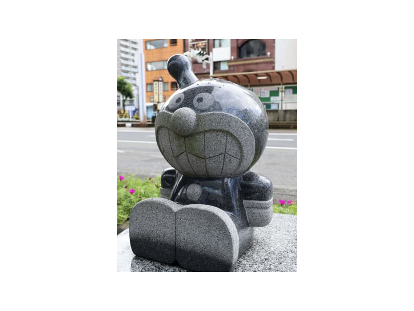 角が折られた「ばいきんまん」の石像＝6日、高知市