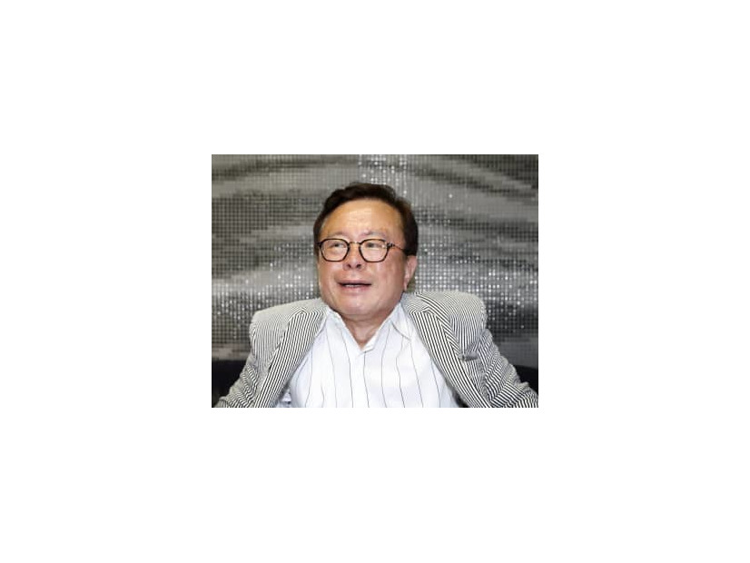 比例代表で当選が決まり、笑顔で報道対応する日本維新の会の猪瀬直樹氏＝11日早朝、東京都港区