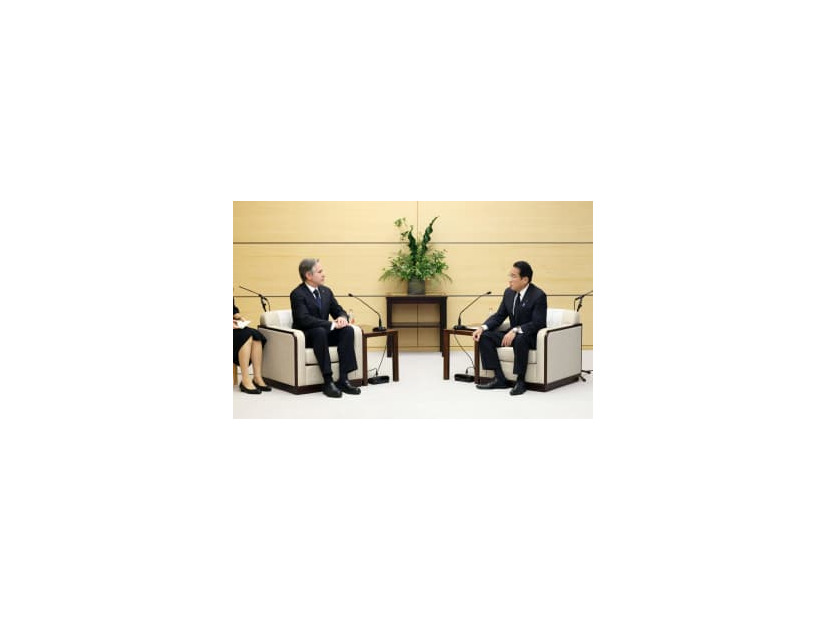 安倍晋三元首相の死去を受け、ブリンケン米国務長官（左）から表敬を受ける岸田首相＝11日午前、首相官邸（内閣広報室提供）