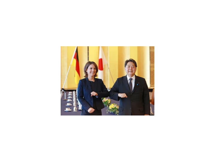 会談前、撮影に応じる林外相（右）とドイツのベーアボック外相＝11日午前、東京都港区（代表撮影）