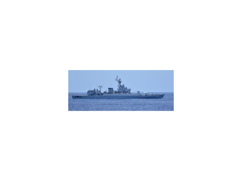 沖縄県の与那国島と台湾の間を往復した中国海軍のフリゲート艦（防衛省統合幕僚監部提供）