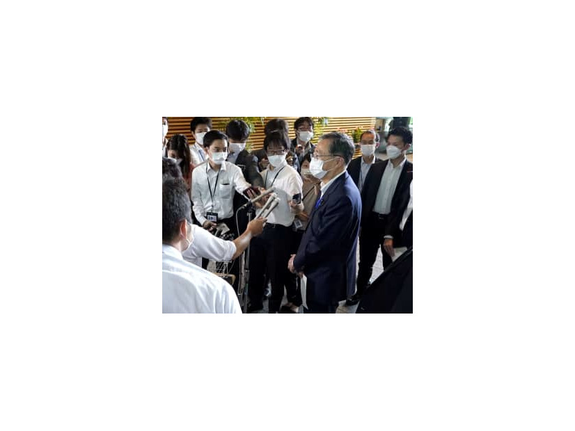 岸田首相と会談後に取材に応じる斉藤国交相。全国旅行支援の開始延期を表明した＝14日午前、首相官邸