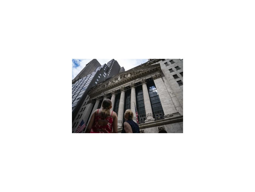 14日、ニューヨーク証券取引所の前を歩く人たち（AP＝共同）