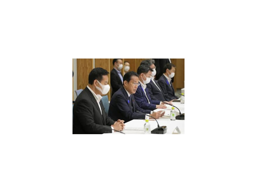 「物価・賃金・生活総合対策本部」の会合であいさつする岸田首相（左から2人目）＝15日午前、首相官邸