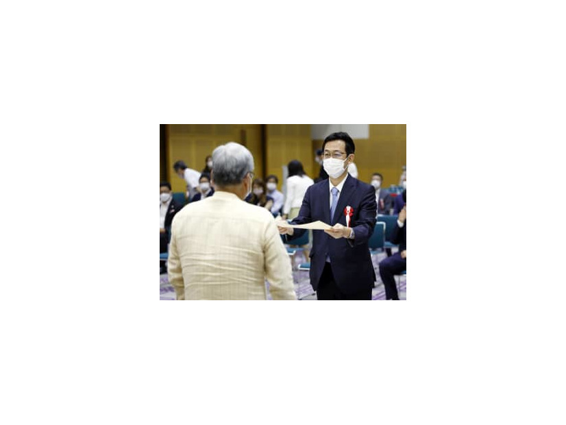 参院選比例代表の当選証書を受け取る自民党の赤松健氏＝15日午後、総務省