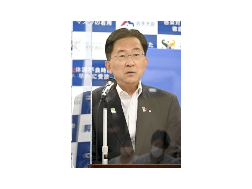 記者会見する岩手県の達増拓也知事＝15日午前、岩手県庁