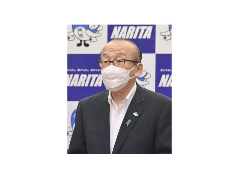 記者会見する千葉県成田市の小泉一成市長＝15日午後、成田市