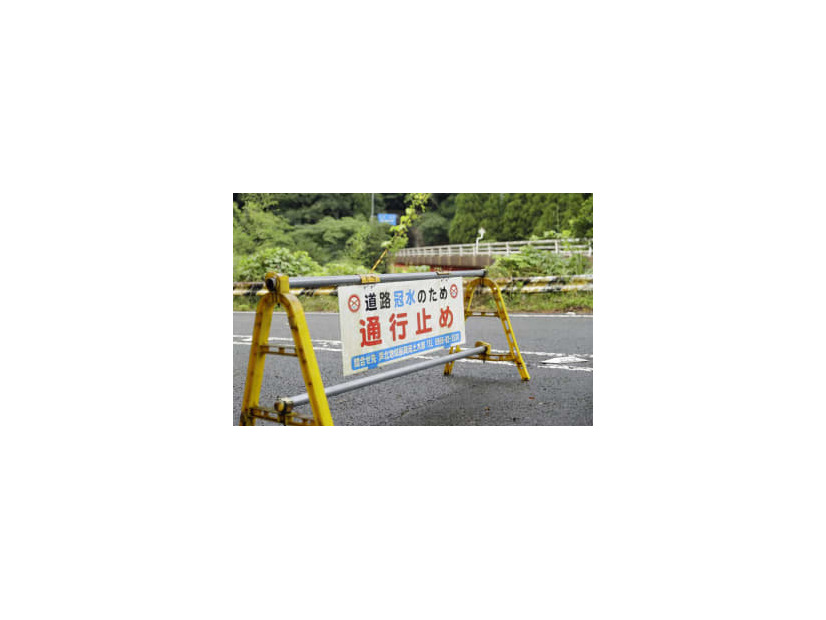 大雨による冠水で通行止めとなった熊本県芦北町の道路＝16日午前7時29分