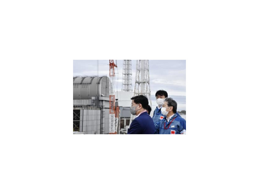 東京電力福島第1原発を視察する松野官房長官（左）＝16日午前（代表撮影）