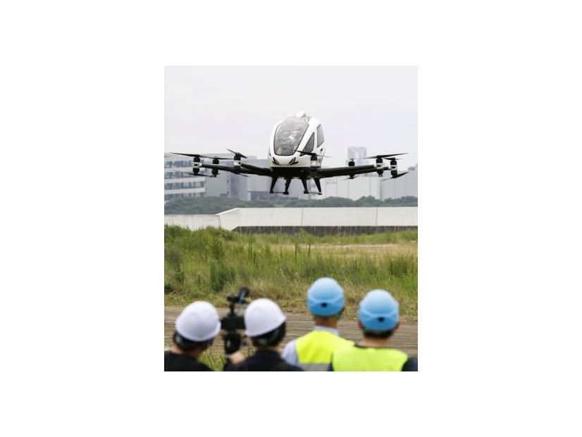 企業の関係者らに披露された「空飛ぶクルマ」のデモフライト＝18日午前、兵庫県尼崎市