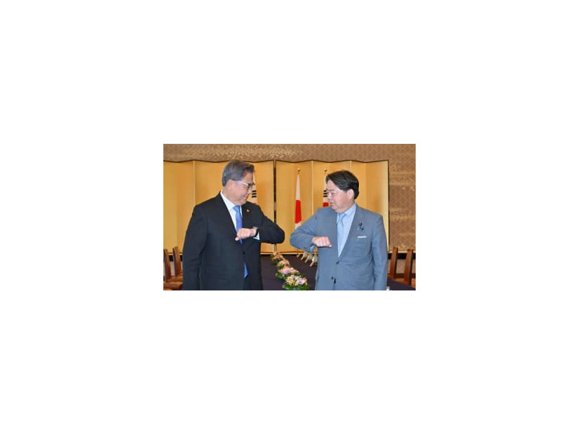 韓国の朴振外相（左）との会談に臨む林外相＝18日午後、東京都港区の飯倉公館（代表撮影）