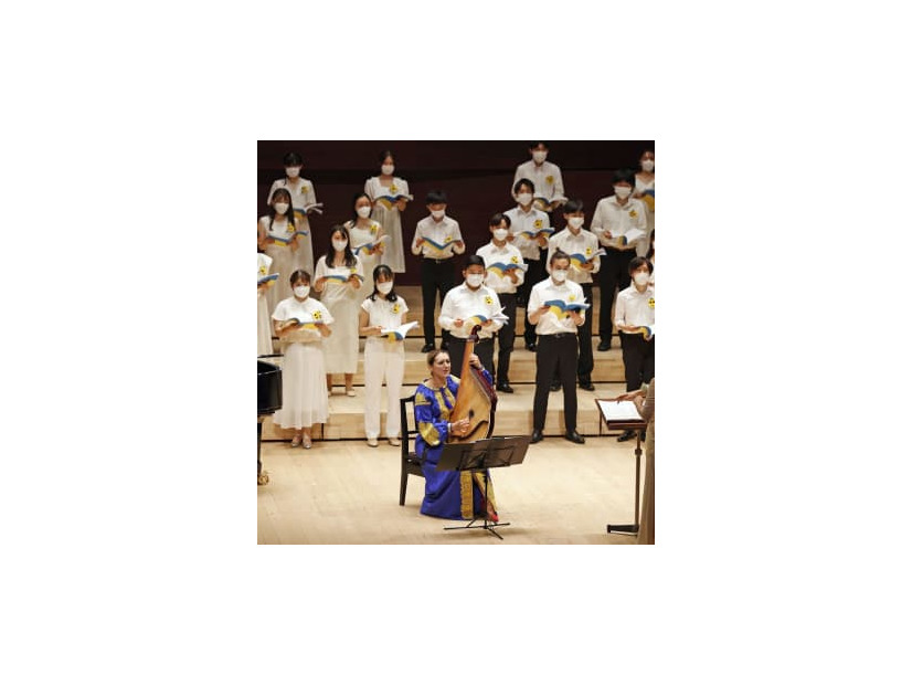 東京音楽大の学生が企画したチャリティーコンサートで民族楽器「バンドゥーラ」を演奏するカテリーナさん（手前）＝18日午後、東京都目黒区