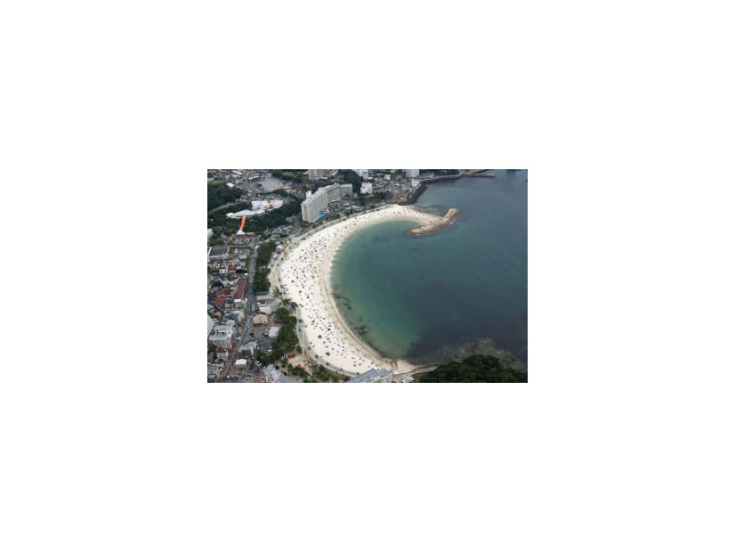 遊泳中に女性が溺れた和歌山県白浜町の白良浜海水浴場＝18日午後1時19分（共同通信社ヘリから）