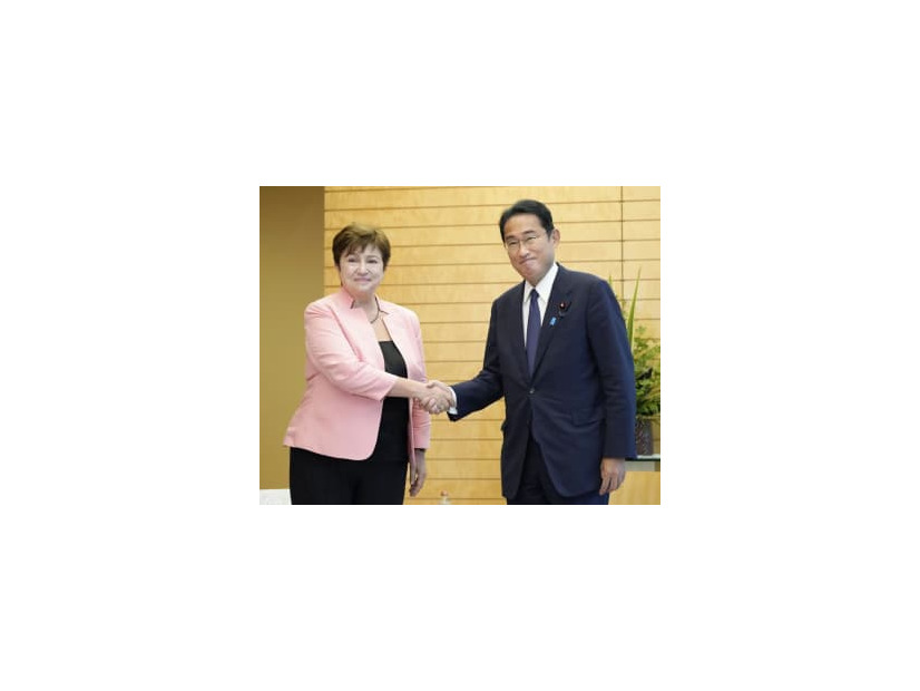 IMFのゲオルギエワ専務理事（左）と面会した岸田首相＝19日午前、首相官邸