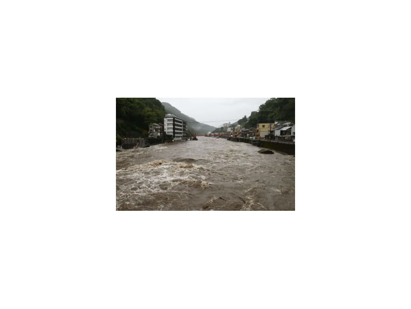 大雨の影響で水位が増し、茶色く濁った大分県日田市の玖珠川＝19日午前10時14分