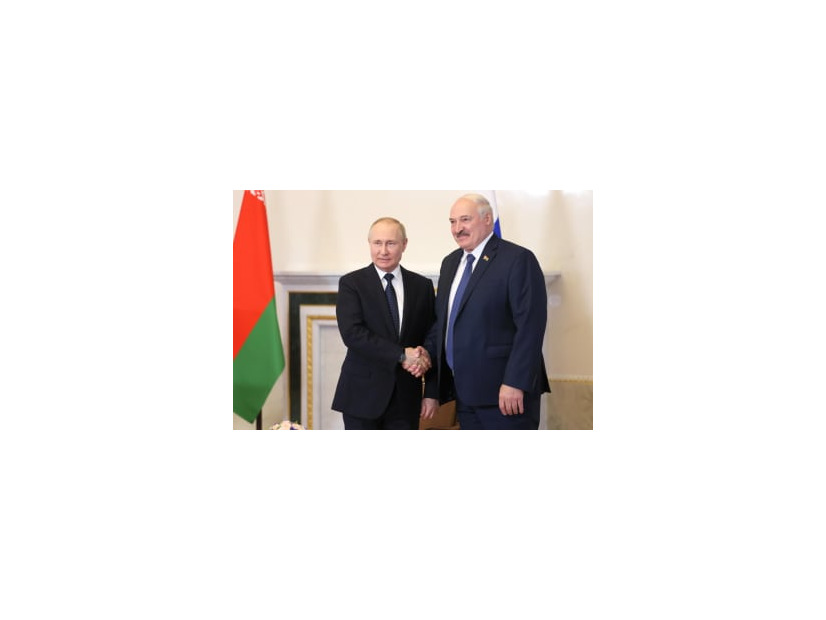 握手するロシアのプーチン大統領（左）とベラルーシのルカシェンコ大統領＝6月、ロシア・サンクトペテルブルク（タス＝共同）