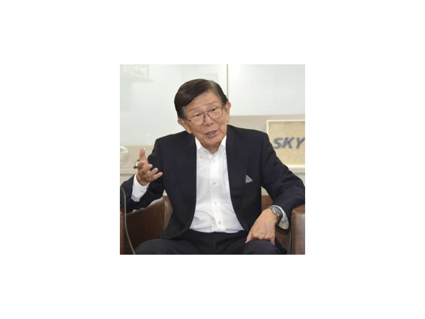 インタビューに応じるスカイマークの洞駿社長