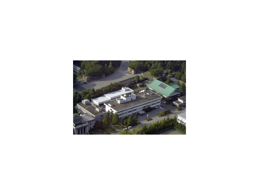 皇居内にある皇宮警察本部＝2001年
