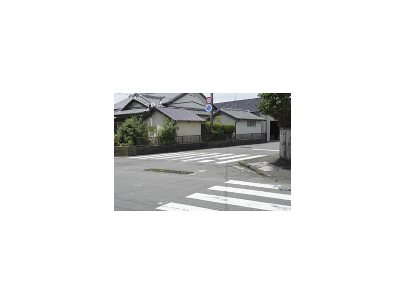 幼稚園児の列に乗用車が突っ込んだ現場＝20日午前、静岡県吉田町
