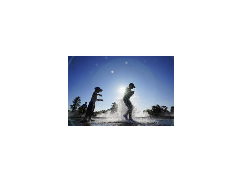 公園で水遊びをする子どもたち
