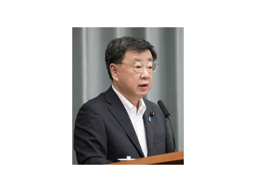 記者会見する松野官房長官＝20日午前、首相官邸