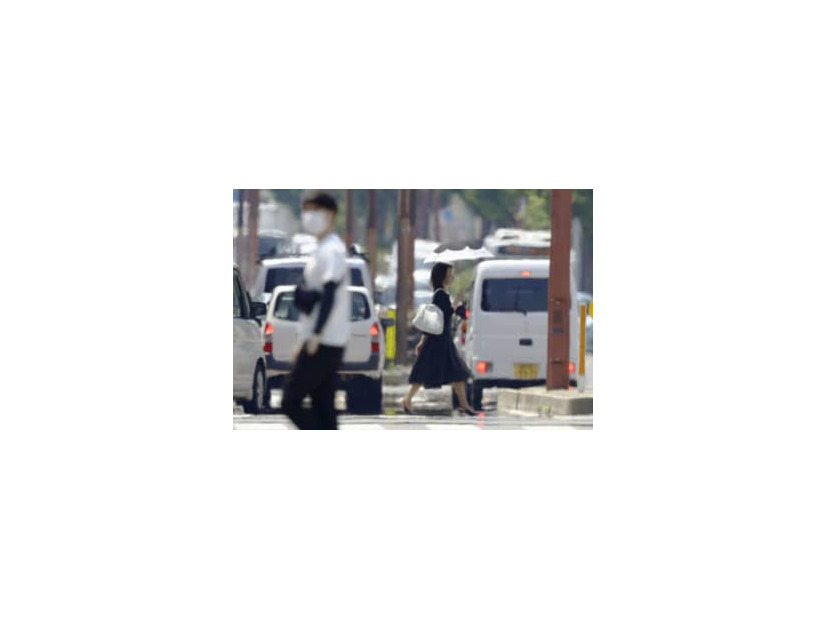 猛暑日となり、かげろうが立つ福岡県久留米市内＝昨年6月