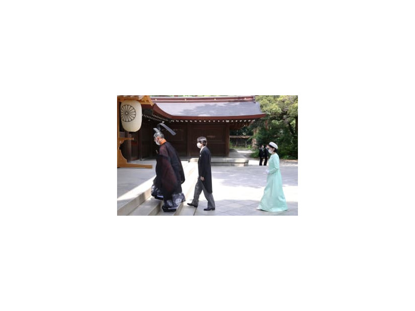 明治天皇百十年祭に際し、明治神宮を参拝される秋篠宮ご夫妻＝21日午後、東京都渋谷区（代表撮影）