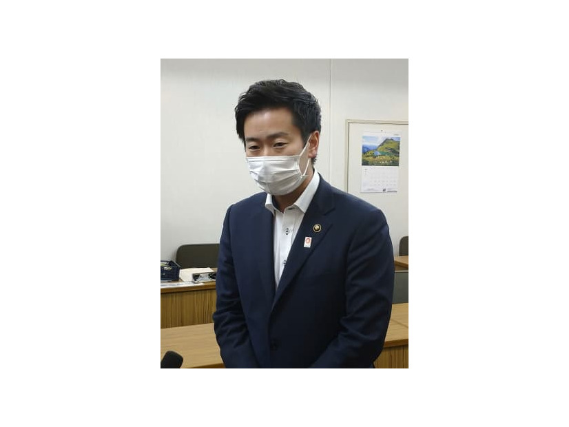 取材に応じる大阪府泉南市の山本優真市長＝21日午後、泉南市役所