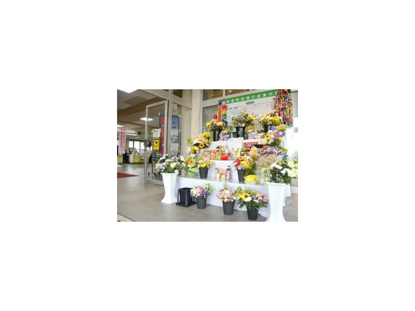 北海道・知床沖の観光船沈没事故の犠牲者を悼み、花束などが供えられた献花台＝7月20日、斜里町