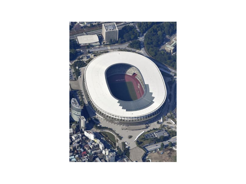 東京五輪・パラリンピックのメインスタジアムとなった国立競技場＝22日午後（共同通信社ヘリから）