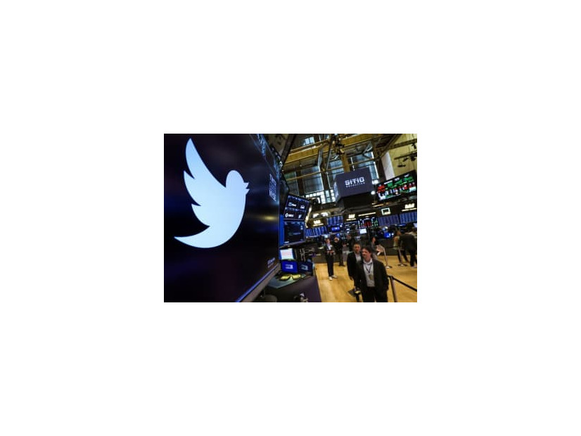 ニューヨーク証券取引所の画面に映ったツイッターのロゴ＝11日（ロイター＝共同）