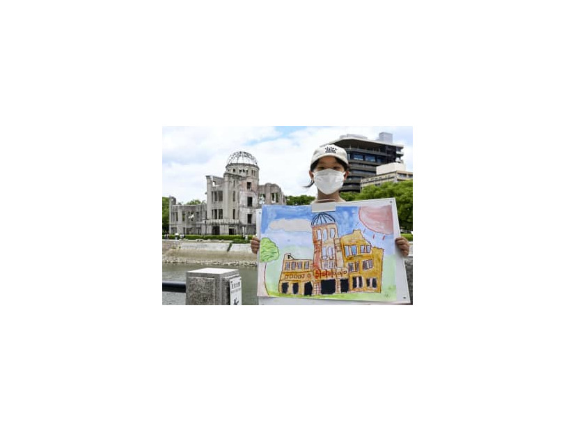 原爆ドームの絵を描いた栗原莉奈さん＝23日午後、広島市の平和記念公園