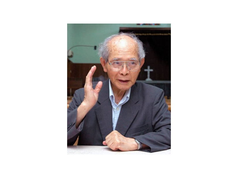 インタビューに答える金城重明さん＝2007年6月