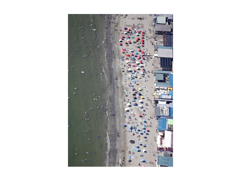23日、海水浴客でにぎわう神奈川県逗子市の逗子海岸