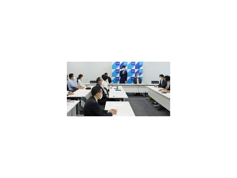 世界平和統一家庭連合（旧統一教会）を巡り、立憲民主党が開いた「被害対策本部」の初会合。奥中央は西村幹事長、同右は有田芳生氏＝25日午前、国会