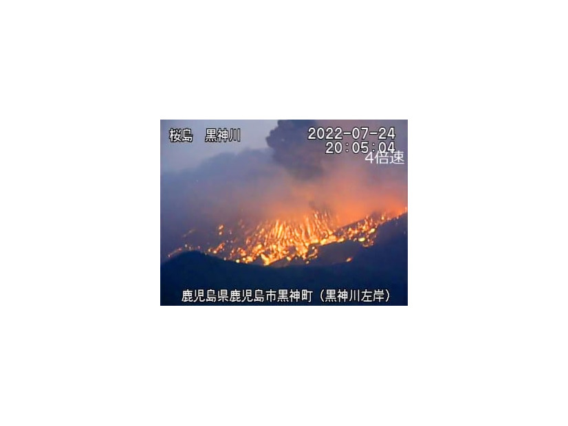 噴火発生時の鹿児島・桜島＝24日夜（国交省大隅河川国道事務所の動画から）