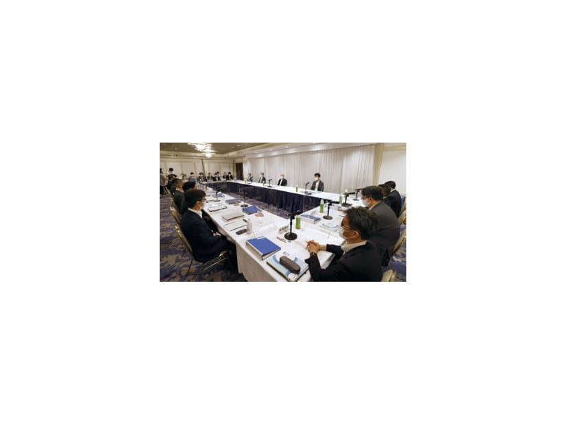 東京都内で開かれた中央最低賃金審議会の小委員会＝25日午後