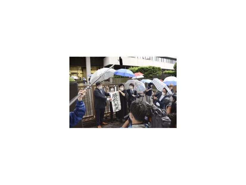 「1型糖尿病」訴訟の判決後、「勝訴判決」の紙を掲げる原告ら＝26日午前、東京地裁