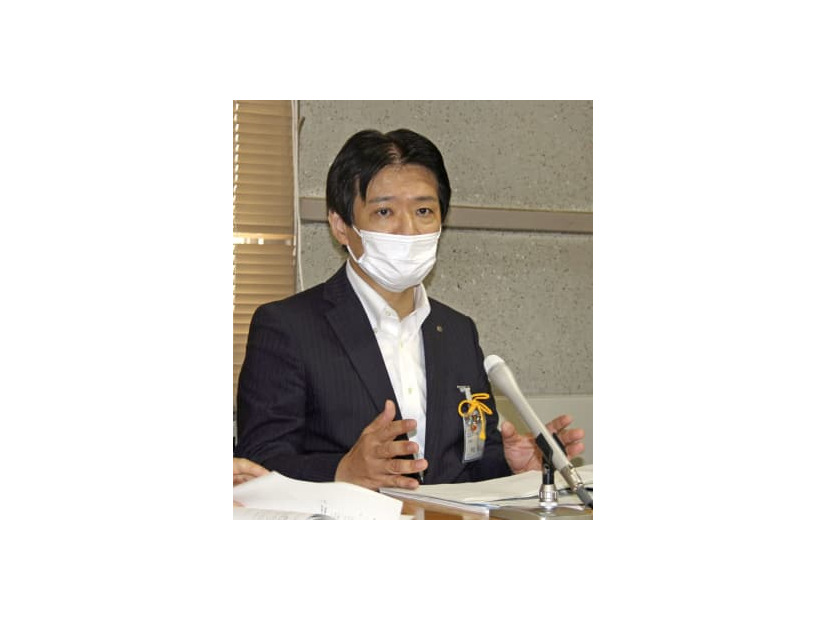 記者会見する名古屋市教育委員会の坪田知広教育長＝26日、名古屋市役所
