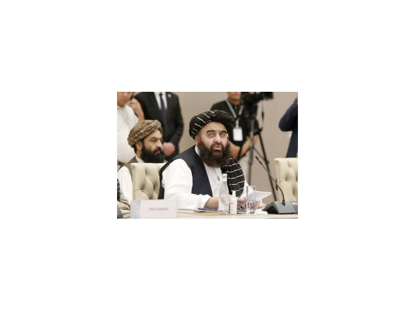 26日、ウズベキスタンの首都タシケントで行われた国際会議で演説するアフガニスタンのムッタキ外相（共同）